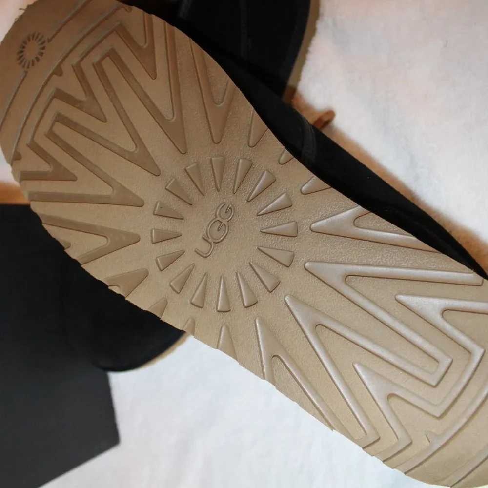 NEW UGG MEN'S MAKSIM CHUKKA SUEDE SHEARLING BOOTS‎